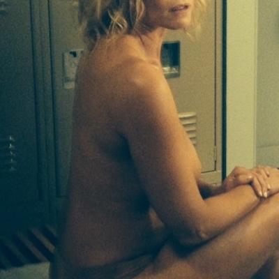 Ποια διάσημη 39χρονη παρουσιάστρια ανέβασε αυτή τη γυμνή φωτογραφία;