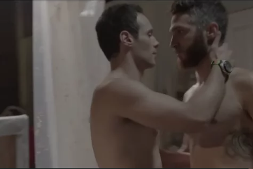 Έκοψαν τη σκηνή με το φιλί δυο ανδρών στη σειρά «Καταιγίδα» - Τι λένε οι ηθοποιοί (video)