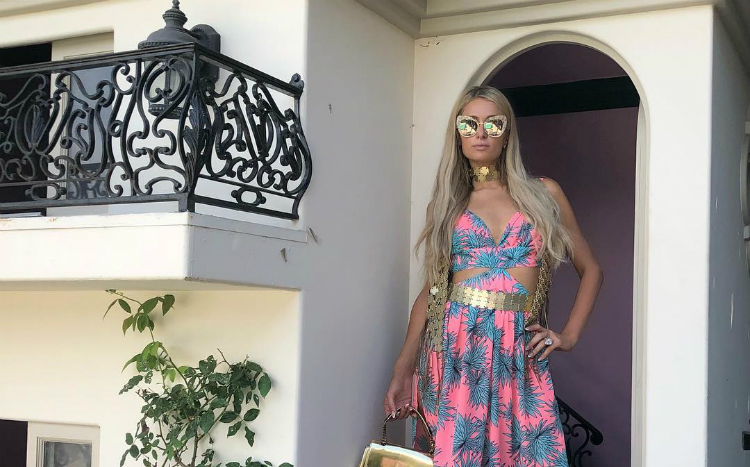 H Paris Hilton κάνει βόλτες στην Μύκονο