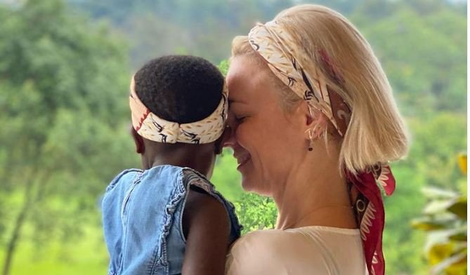 Χριστίνα Κοντοβά: Η οικογενειακή φωτογραφία στην Ουγκάντα