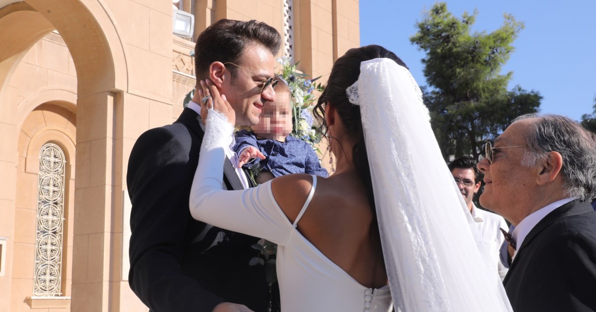 Παντρεύτηκε ο Κωνσταντίνος Γαβαλάς: Η κούκλα νύφη με το σκίσιμο και ο υπέροχος στολισμός