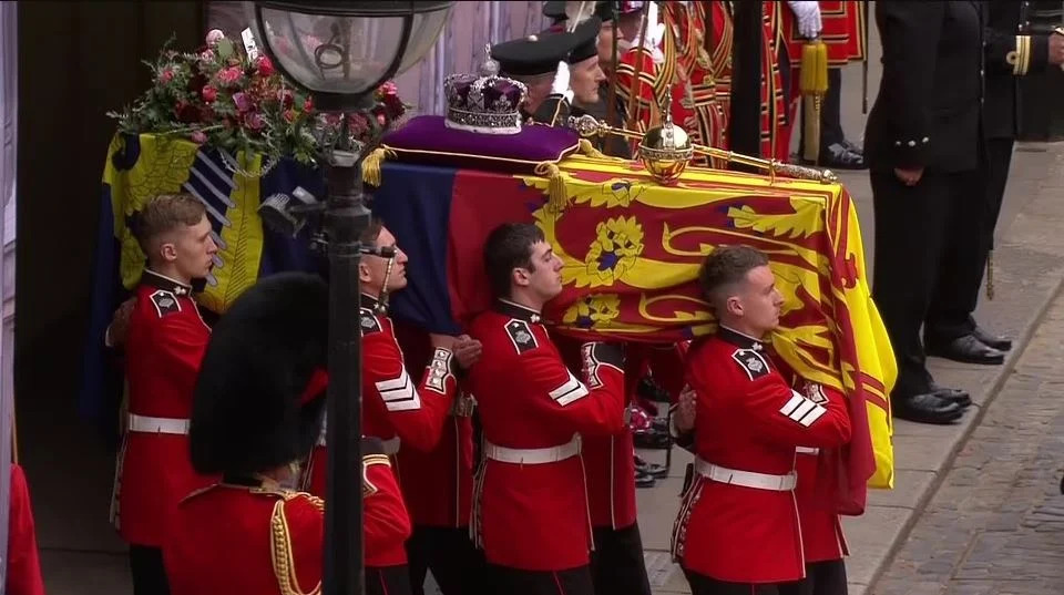 Βασίλισσα Ελισάβετ: Ξεκίνησε η πομπή με τα μέλη της βασιλικής οικογένειας - LIVE εικόνα