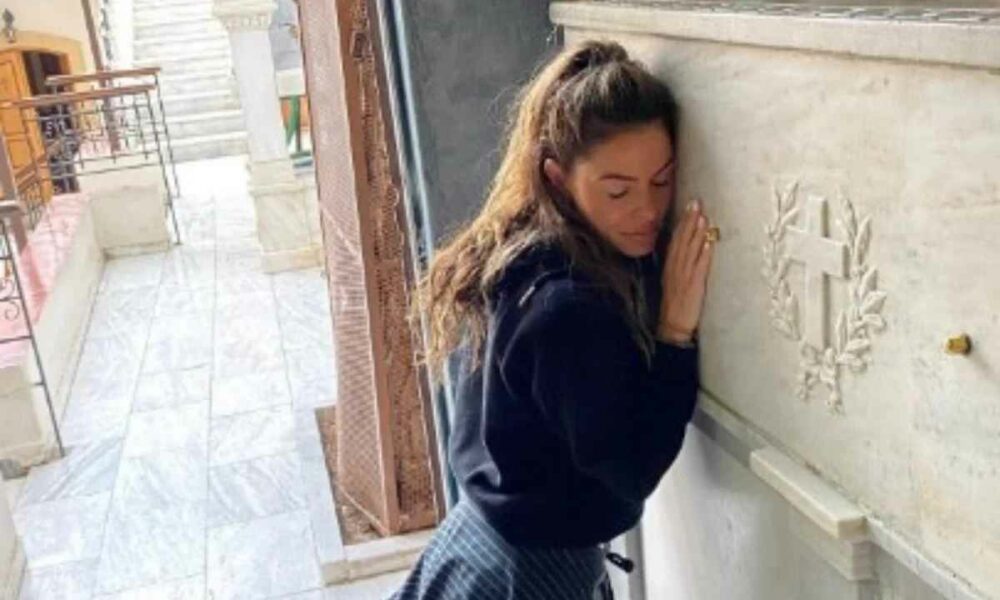 Μαρία Μενούνος: Προσευχήθηκε στον τάφο του Αγίου Νεκταρίου στην Αίγινα