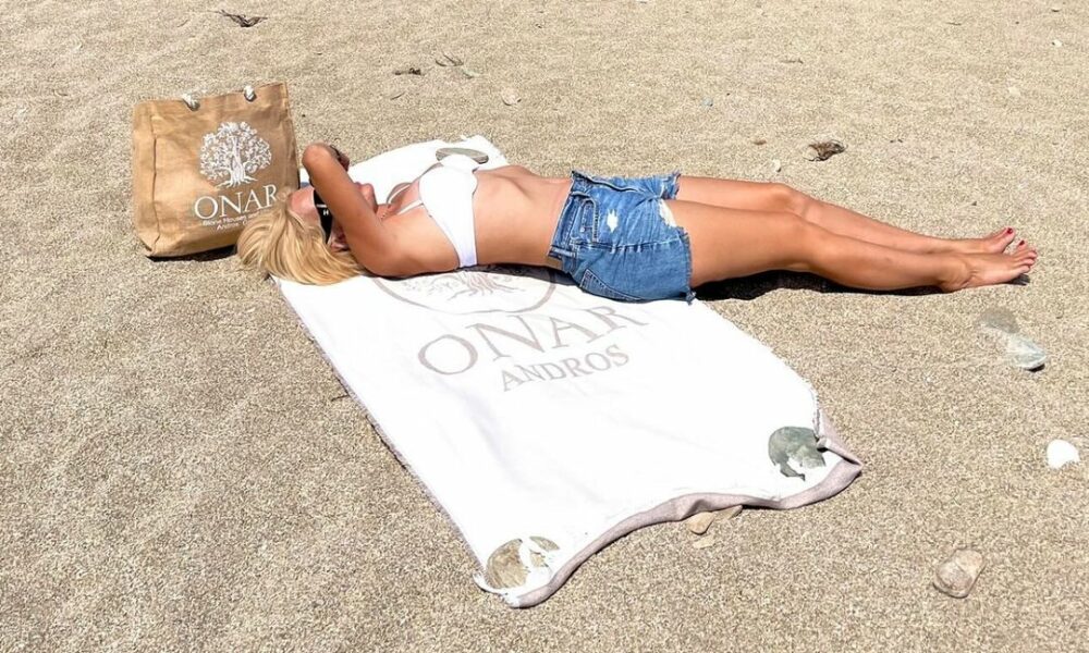 Κορυφαία Ελληνίδα παρουσιάστρια… πήρε την πετσέτα της και άραξε στην παραλία!
