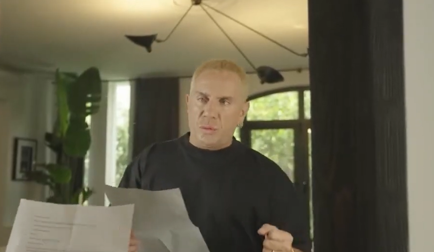 Μαζωνάκης: Επικό βίντεο να τραγουδάει το «Du Hast» των Rammstein 