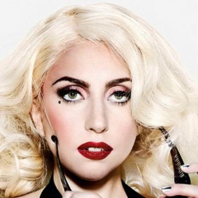 Η Lady Gaga κυκλοφορεί κι οπλοφορεί!