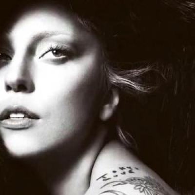 Η Lady Gaga ξαναχτυπά και φωτογραφίζεται... ολόγυμνη!