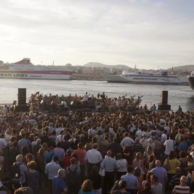 Η Εθνική Λυρική Σκηνή στο λιμάνι του Πειραιά και την παραλία Θεσσαλονίκης