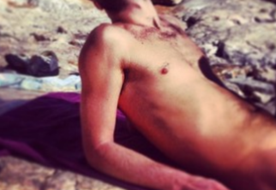 Ποιο κρύο; Πασίγνωστος Έλληνας ηθοποιός προκαλεί πανικό στη παραλία: Κολυμπάει και κάθεται ξαπλωτός ολόγυμνος!
