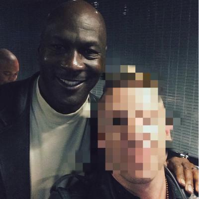 Με ποιον τραγουδιστή έβγαλε selfie ο Michael Jordan;