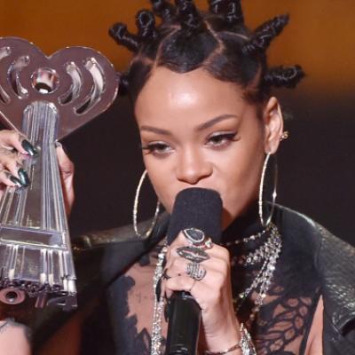 Η Rihanna τα πήρε ΟΛΑ! Δείτε τη λίστα με τους νικητές των iHeartRadio Music Awards!