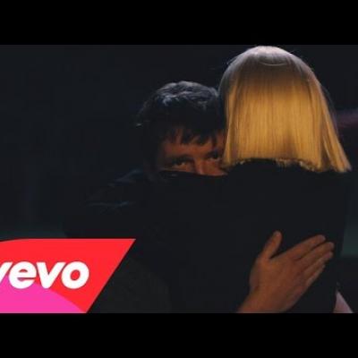 Fire Meet Gasoline - Το νέο βιντεο κλιπ της Sia με πρωταγωνίστρια την Heidi Klum!