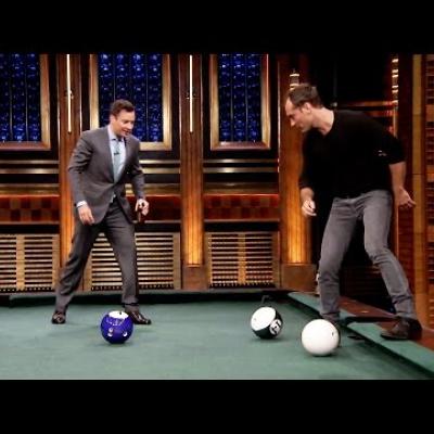 Jude Law & Jimmy Fallon παίζουν pool bowling!