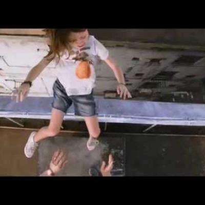 Η ζωή του Owen Wilson και της Lake Bell κινδυνεύει στο νέο trailer του «No Escape»