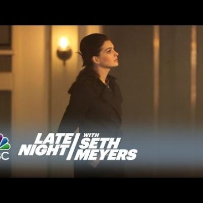 Η Anne Hathaway και ο Seth Meyers παρωδούν τις ρομαντικές κομεντί