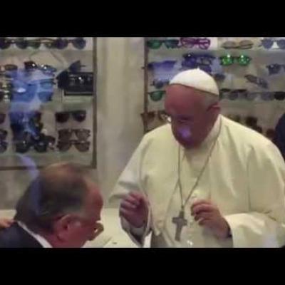 O Πάπας πήγε να αγοράσει γυαλιά σαν ένας απλός άνθρωπος