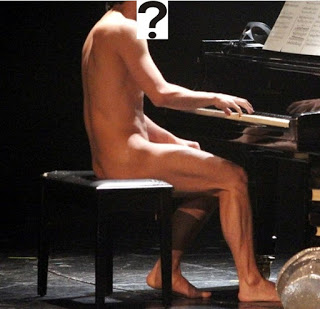 Γνωστός Έλληνας ηθοποιός εμφανίζεται γυμνός στη σκηνή… παίζοντας πιάνο!