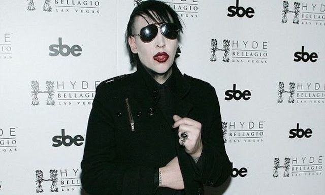 Σοκ σε συναυλία του Marilyn Manson. Τον πλάκωσε το σκηνικό