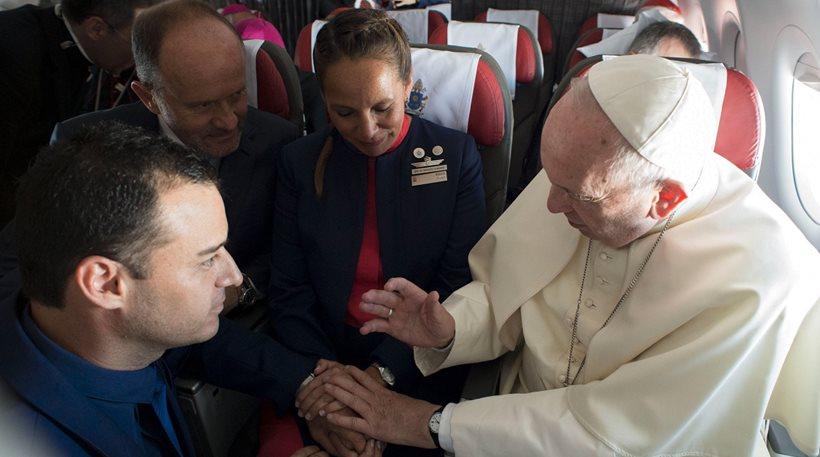 Πάπας ο πρωτοπόρος: Πάντρεψε ζευγάρι εν πτήσει μέσα στο παπικό αεροσκάφος!