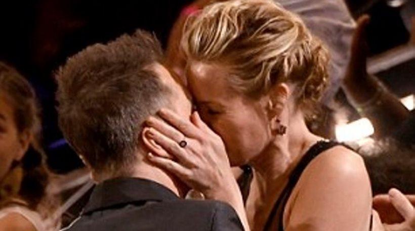 Σαμ Ρόκγουελ: Γιόρτασε το Όσκαρ του με ένα καυτό φιλί στη σύντροφό του