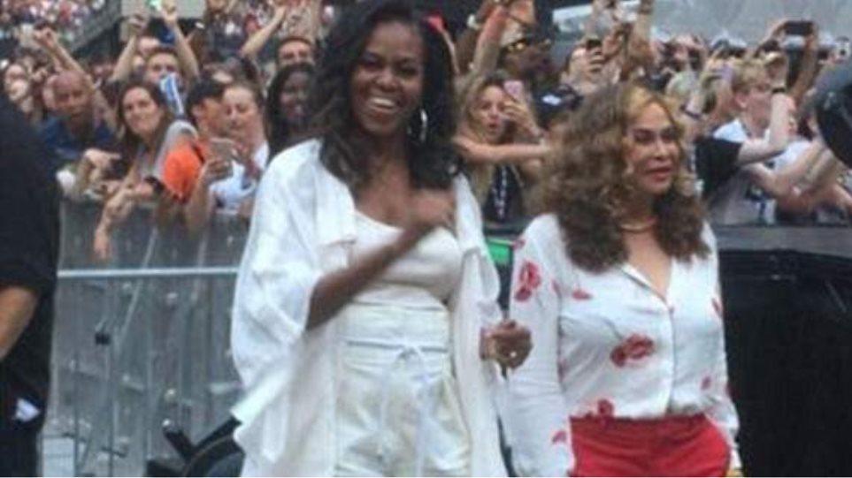 Η Michelle Obama ξεσάλωσε με σορτσάκι στη συναυλία της Beyonce