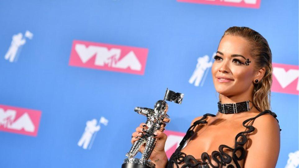 H sexy εμφάνιση της Rita Ora στα βραβεία του MTV