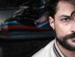 Αυτός είναι ο κούκλος ηθοποιός που έρχεται ως ιερέας στο «Καφέ της Χαράς»!