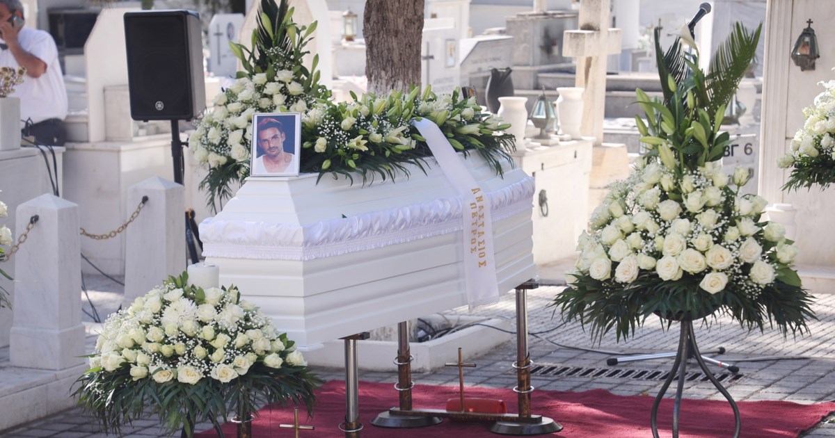 Αλέξανδρος Κομπόγιωργας: Θλίψη στην κηδεία του 48χρονου ηθοποιού - Τον αποχαιρέτησαν σε βαρύ κλίμα
