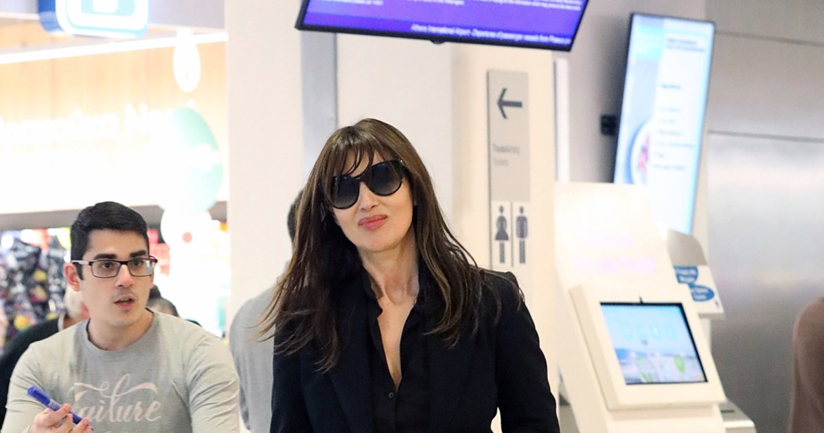 Mόνικα Μπελούτσι: Ινκόγκνιτο με total black look και μαύρα γυαλιά ηλίου στο αεροδρόμιο της Αθήνας