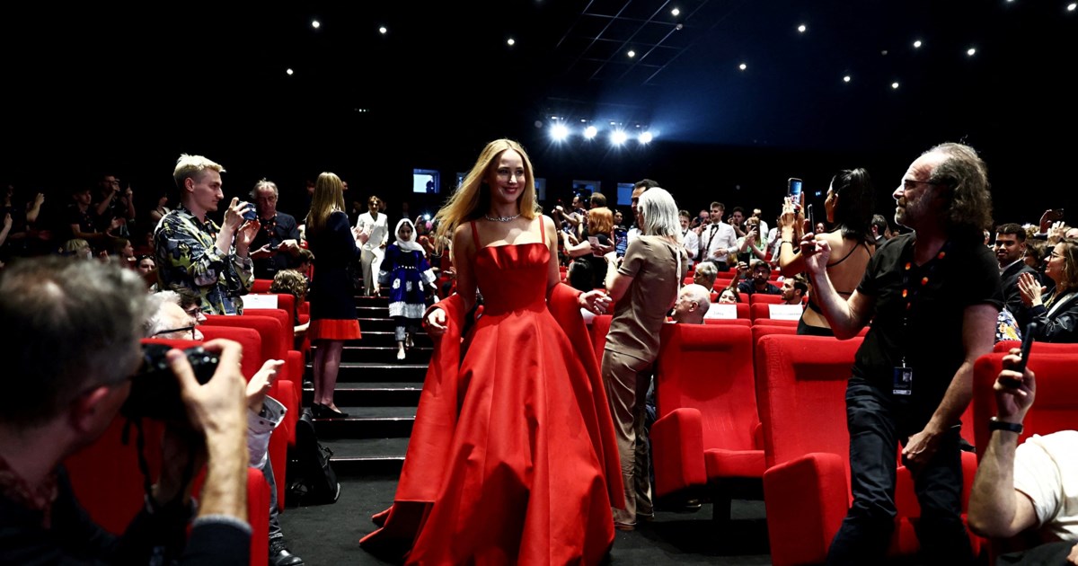 Φεστιβάλ Καννών: Εντυπωσιακή εμφάνιση της Τζένιφερ Λόρενς με μαύρες σαγιονάρες και κατακόκκινο φόρεμα Dior