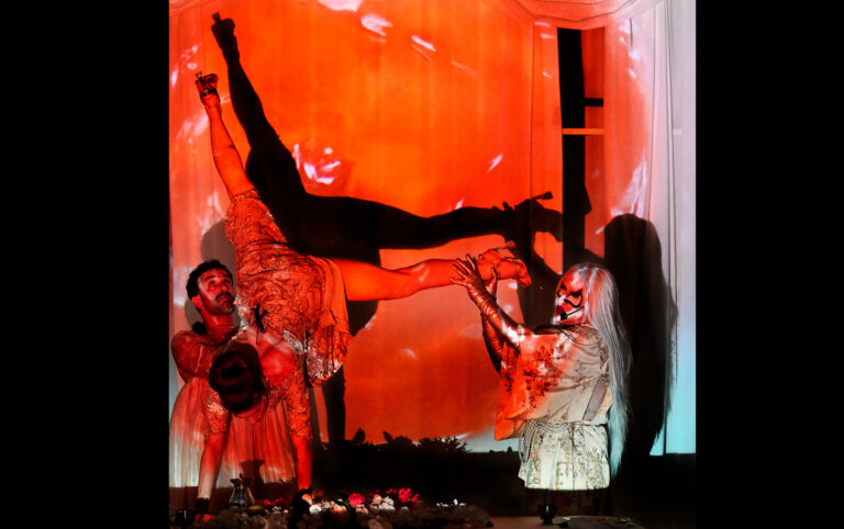 «Βάκχες»: Η νέα παράσταση της Έλλης Παπακωνσταντίνου ταξιδεύει στην Ευρώπη