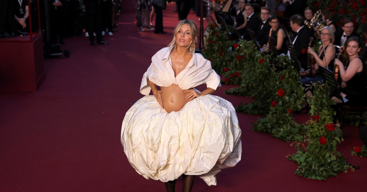 Μαγνήτισε τα βλέμματα η έγκυος Σιένα Μίλερ στο Vogue World Show - Με ιβουάρ φούστα Schiaparelli και σατέν crop top