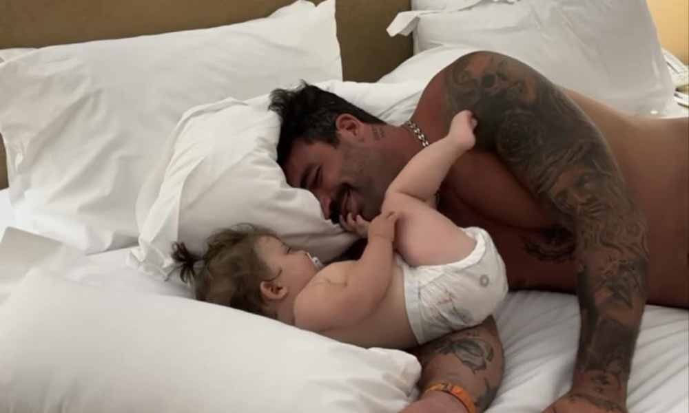Αλεξάνδρου-Τούνη: Το βίντεο με το γιο τους στο κρεβάτι που έκανε εκατομμύρια views!
