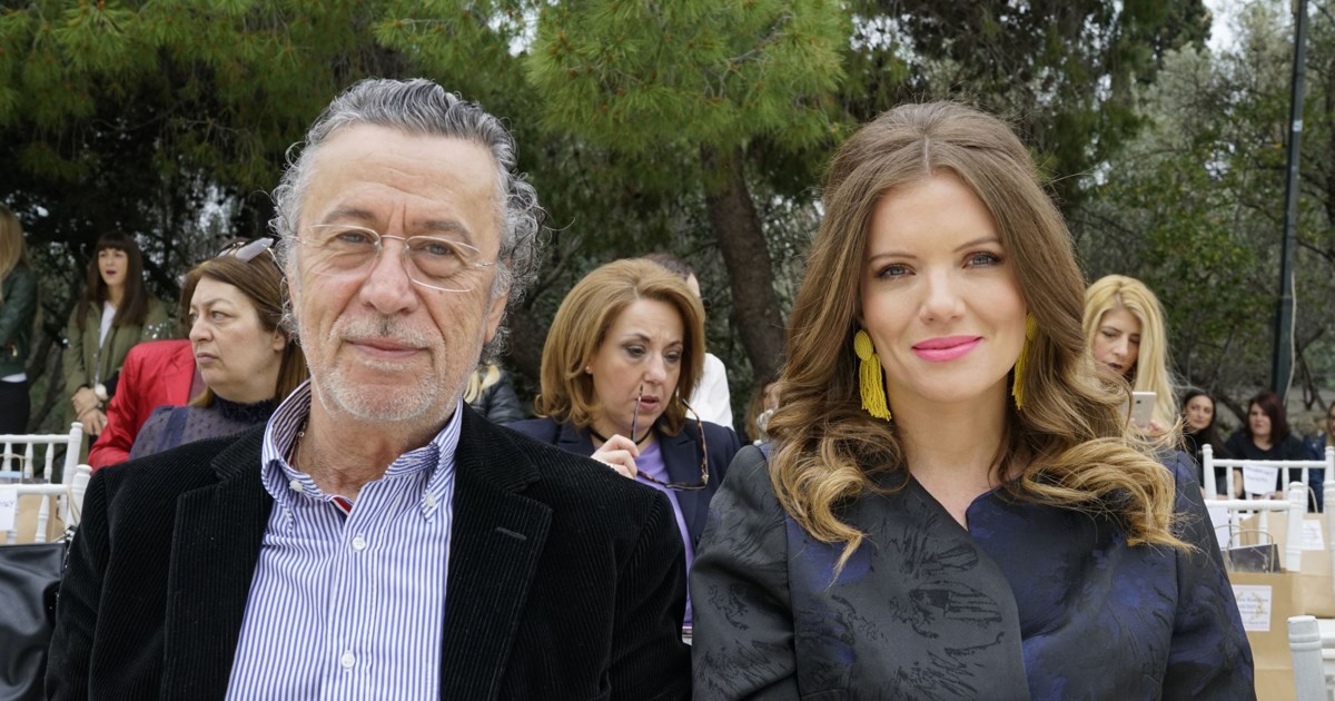 Η κούκλα κόρη της Κιμ Κίλιαν και του Τριανταφυλλόπουλου στην τελετή αποφοίτησής της