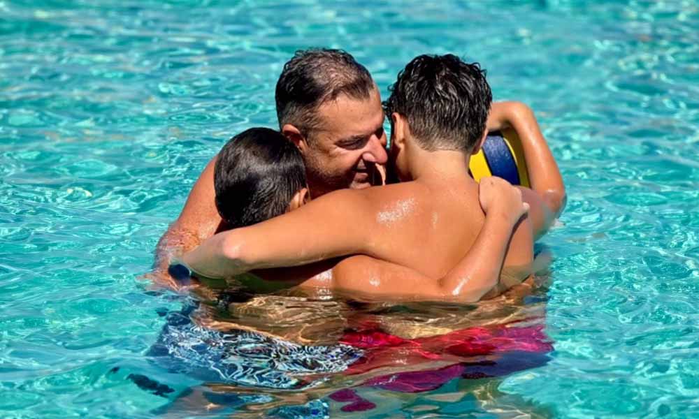 Γιώργος Λιάγκας: Διακοπές στην Τήνο με τους δύο γιους του
