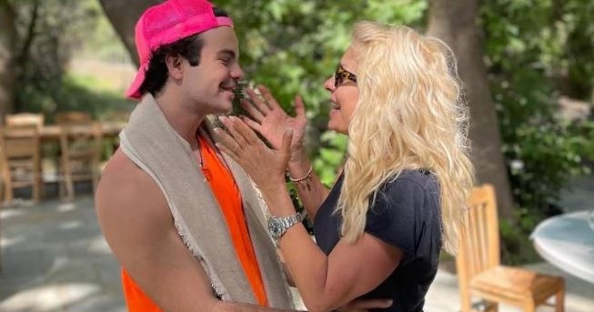 Αγγελος Λάτσιος: Η τρυφερή αγκαλιά στη μητέρα του για τα 56α γενέθλιά της