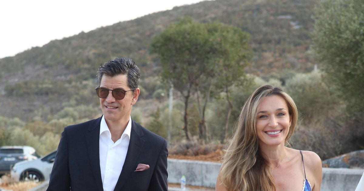 Ο Σάκης Ρουβάς σε παραδοσιακή ταβέρνα στην Ύδρα