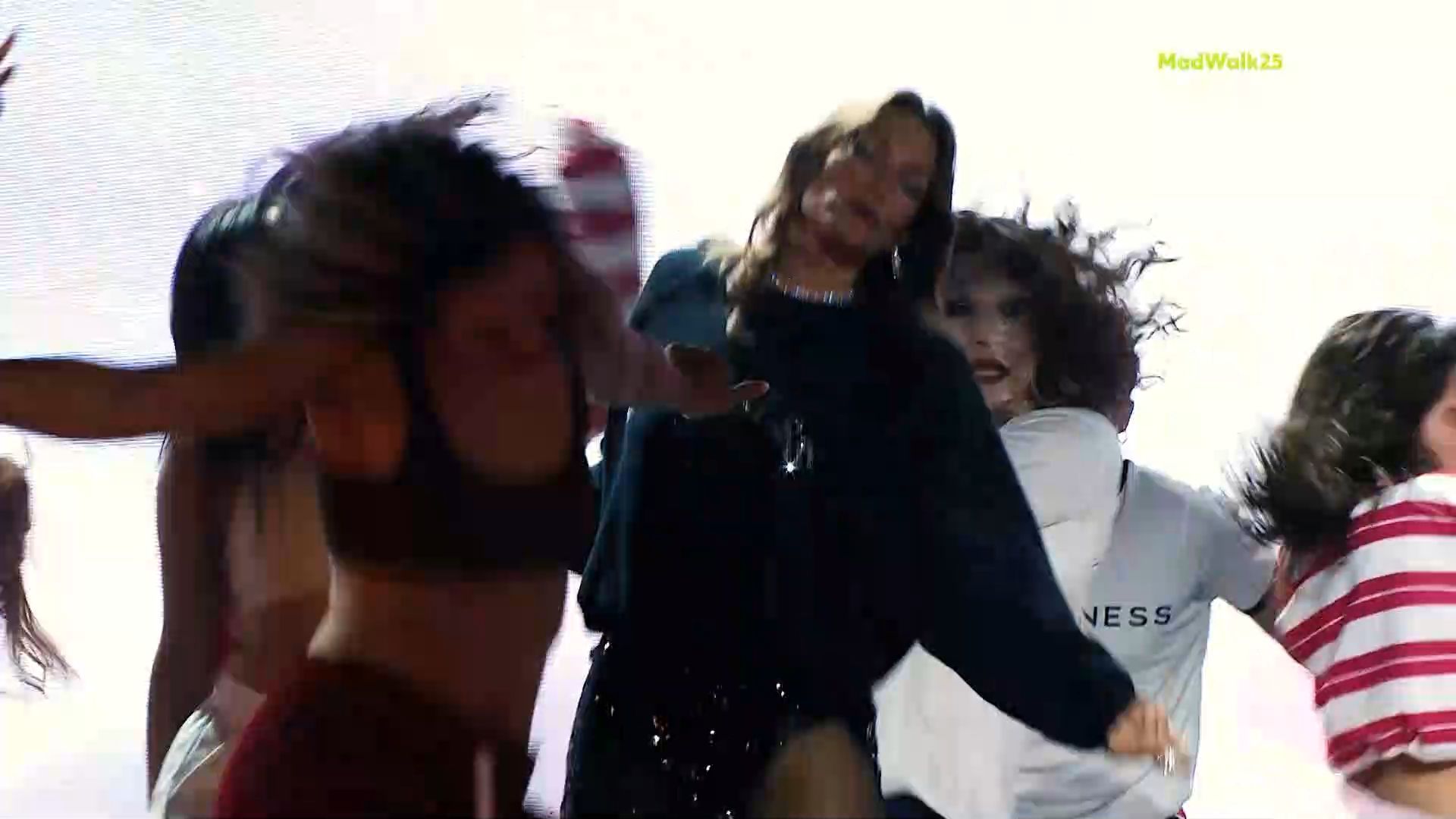 MadWalk 2025: Η Β. Καγιά έγινε… ένα με τους χορευτές!