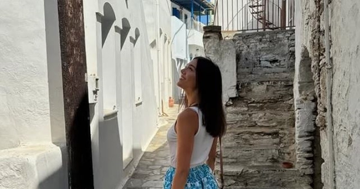 Μελίνα Νικολαΐδη: Με λευκή δαντελένια δημιουργία με φόντο τη θάλασσα