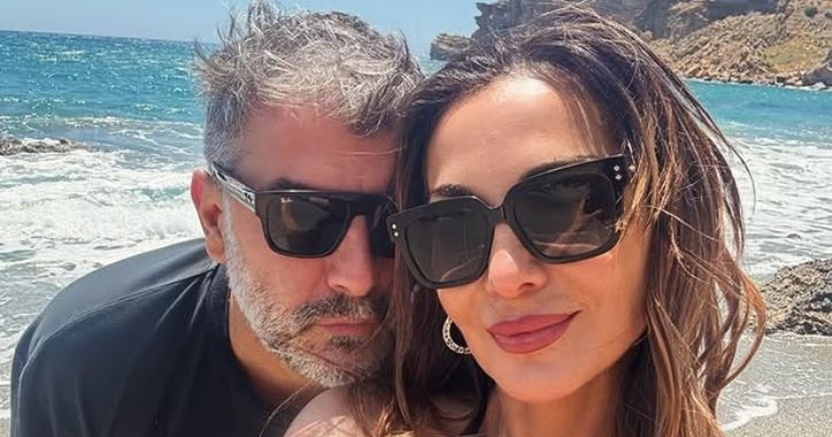 Η Δέσποινα Βανδή απολαμβάνει τις βουτιές της στη Μύκονο, με stylish ολόσωμο μαγιό