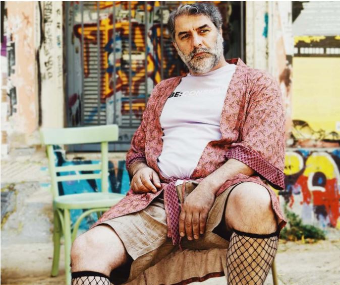 Βασίλης Μπισμπίκης: Ποζάρει με κόκκινες γόβες και δικτυωτές κάλτσες