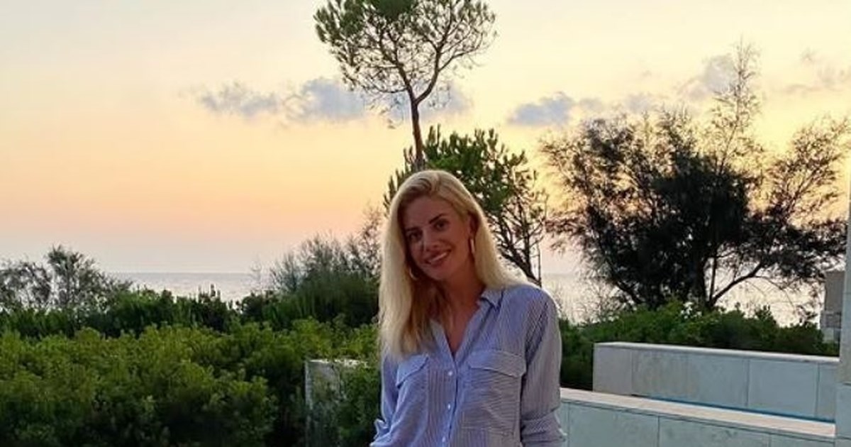 Ευαγγελία Αραβανή: Για κρασί με φίλες της στον Πόρο