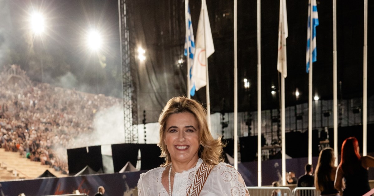 Η Χριστιάννα Β. Βαρδινογιάννη με total white σύνολο στη συναυλία της Άννας Βίσση