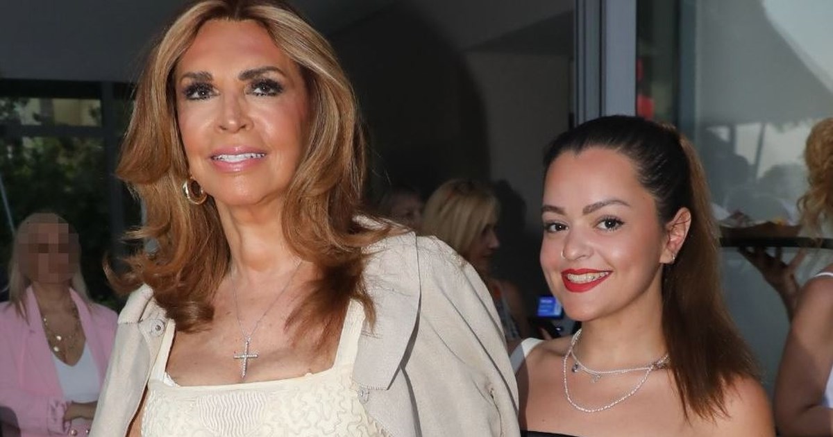 Η Μαριτίνα Ντενίση super girly στο θέατρο: Χαμογελαστή δίπλα στη μητέρα της